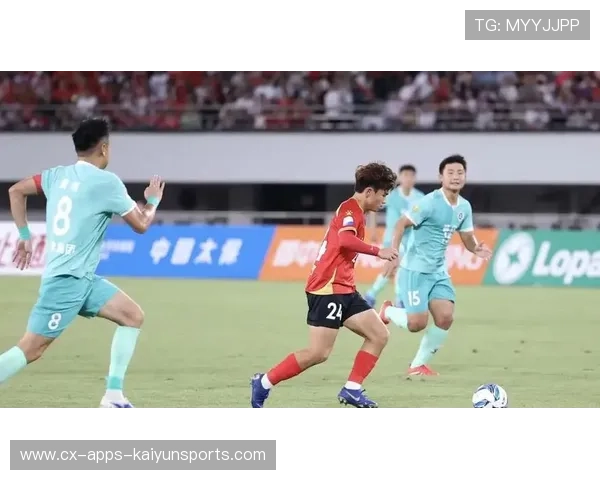 前锋接到长传单刀推射稳稳命中——胜利来自训练与信任的协奏