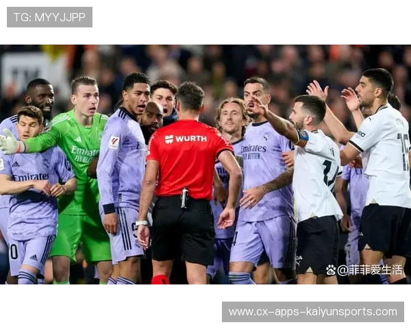 西甲皇马边线传中精准，禁区混战被终结